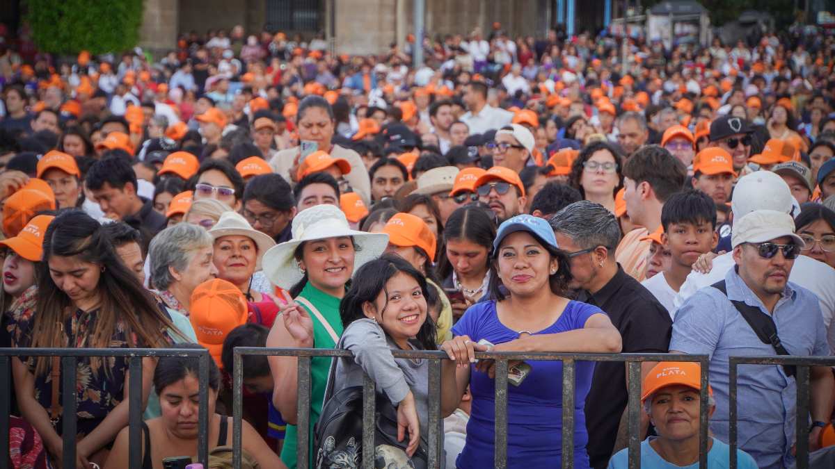Asistentes al concierto de Andrea Bocelli en el Zócalo CdMx