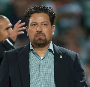 Omar Tapia dirigiendo al Santos