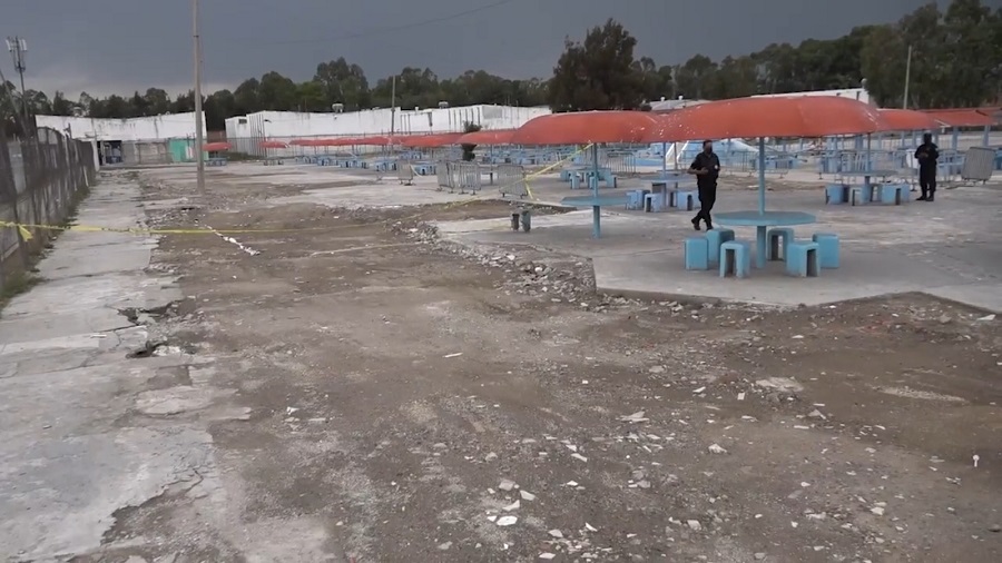 Bancas y pupitres junto a un terreno donde se retiró una construcción.