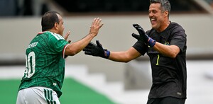 Cuauhtémoc Blanco y Júlio César en el Juego de Leyendas.
