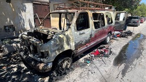 Camioneta consumida por las llamas