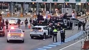 Policías reunidos junto a una caseta de la Autopista México-Tuxpan.