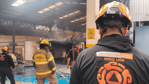 Un incendio en la empresa Kayak Packaging en Escobedo dejó cuatro intoxicados y obligó a evacuar a 188 empleados.