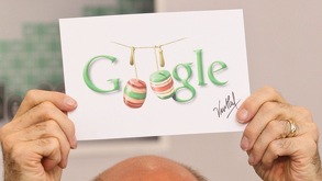 Hombre sosteniendo con las manos un cartel con la leyenda 