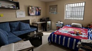 Cuarto con distintas amenidades instalado dentro de una cárcel en Puebla.