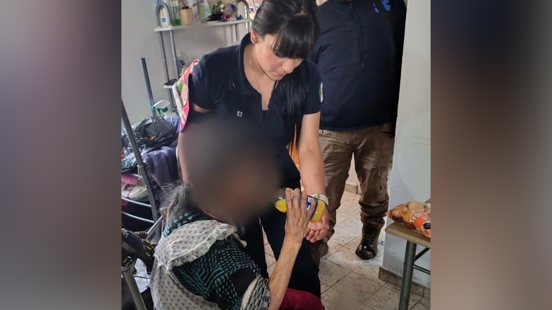 Una abuelita en Ecatepec fue hallada en situación de abandono extremo. Llevaba días sin comer y estaba encerrada con chapa eléctrica.