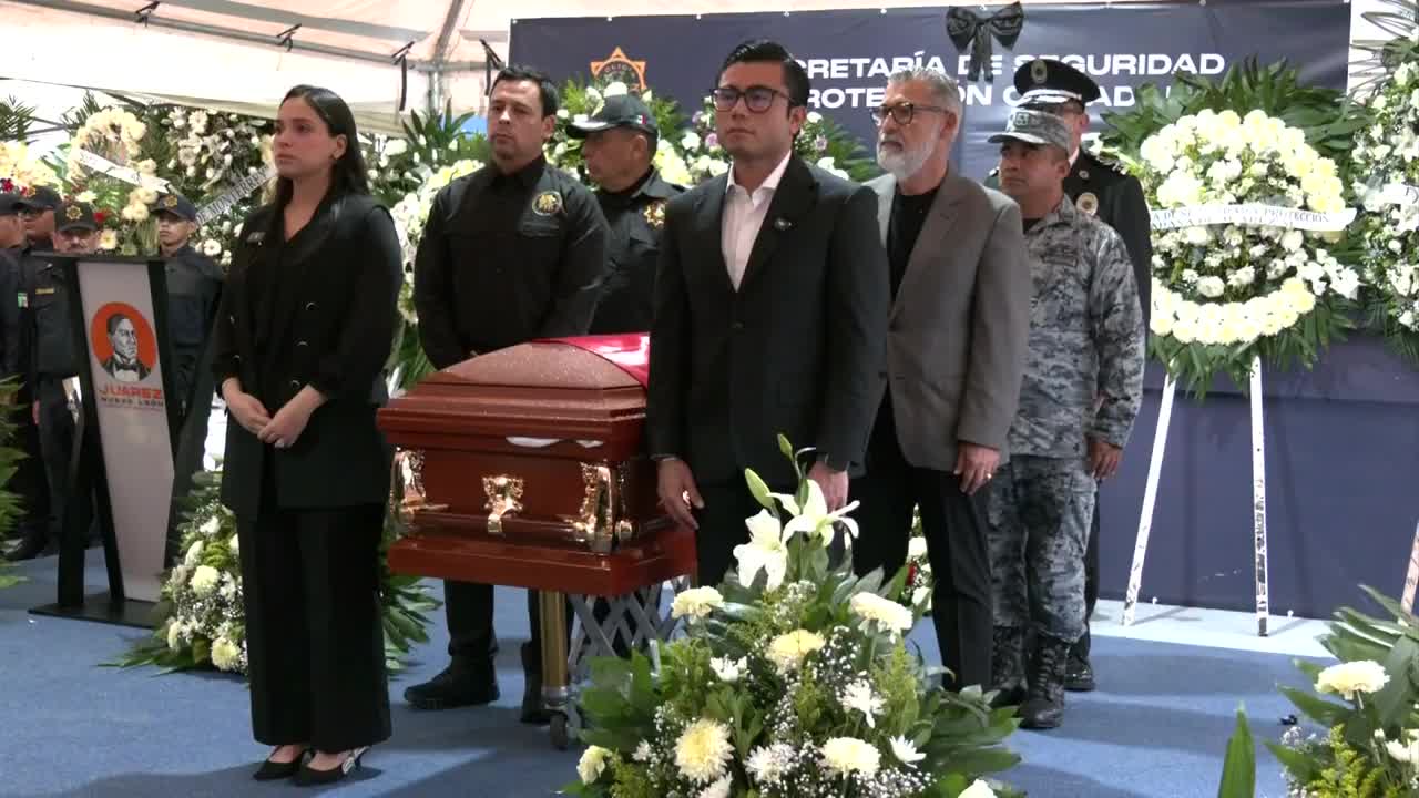 Autoridades de Juárez rindieron homenaje al policía César Jiovani Alanís Fabián, quien murió en cumplimiento de su deber.
