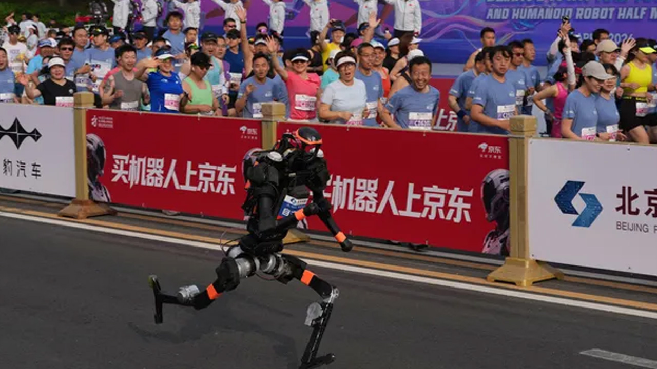 Un robot humanoide sorprendió al mundo tras ganar una media maratón en Beijing con un tiempo récord.
