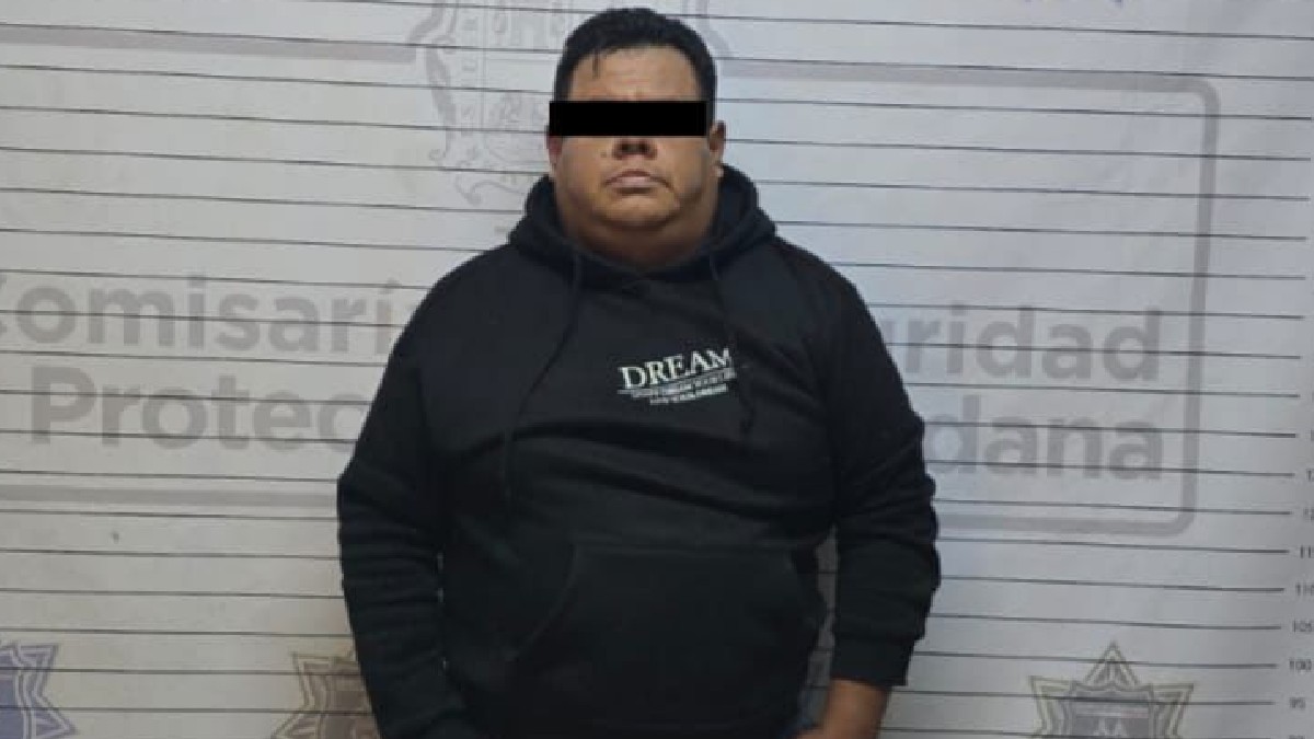 Se observa a un hombre de complexión robusta, moreno, con cintillo negro en ojos.