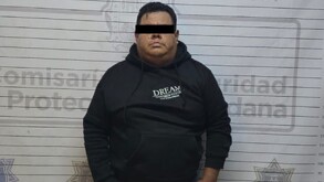 Se observa a un hombre de complexión robusta, moreno, con cintillo negro en ojos.