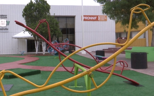 A través de un video se evidenció a dos menores deambulando sin la supervisión de un adulto por las calles de la colonia Guayulera.