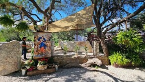 Fieles creyentes de la Virgen Desata Nudos han quedado maravillados con los miles de milagros que han concebido a todos depositan su confianza en ella.