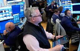 Gente trabaja en la Bolsa de Nueva York en Nueva York, el lunes 13 de abril de 2026.