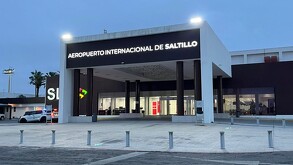 Se observa una fachada color gris con letras que dicen Aeropuerto Internacional de Saltillo.