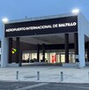 Se observa una fachada color gris con letras que dicen Aeropuerto Internacional de Saltillo.
