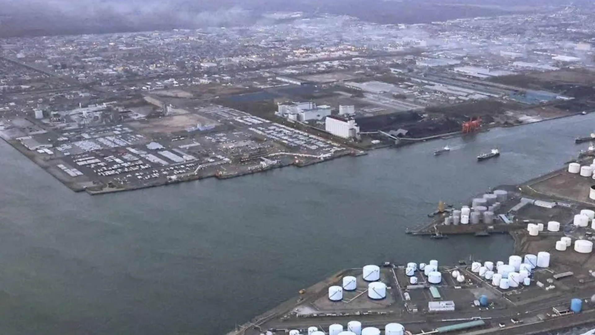 Un terremoto de 7.7 sacudió la costa noroeste de Japón hoy 2026. Autoridades activaron alerta de tsunami tras registrarse olas de un metro.