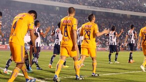 Jugadores de Tigres y Rayados apunto de salir a un Clásico Regio en 2014.