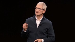 Foto de Tim Cook hablando en una conferencia, luce una sudadera ligera mientras hace un ligero ademán con sus manos.