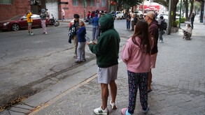 Desalojo de edificio por sismo en la Ciudad de México.
