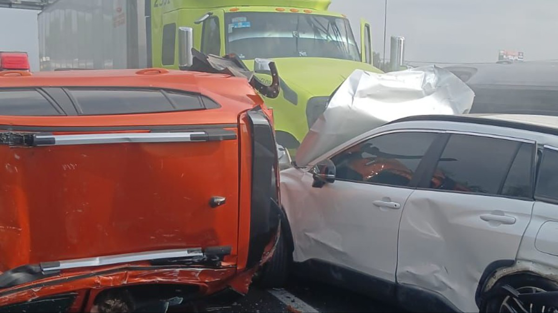 Un tráiler provocó una carambola de 13 vehículos en el Circuito Exterior Mexiquense, Ecatepec. Hay un muerto y 13 lesionados. Circulación afectada.