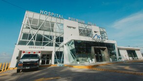 Vista exterior del Hospital Premium Hills en Tepic, Nayarit con una ambulancia estacionada afuera