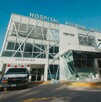 Vista exterior del Hospital Premium Hills en Tepic, Nayarit con una ambulancia estacionada afuera
