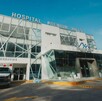 Vista exterior del Hospital Premium Hills en Tepic, Nayarit con una ambulancia estacionada afuera