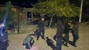 policías auxiliando a mujer.