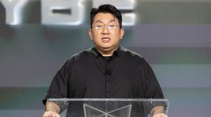 Bang habría engañado a los inversores al asegurarles que Hybe no tenía planes de salir a bolsa.