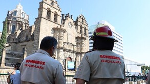 Bomberos de Guadalajara resguardan el Santuario de Guadalupe en el Centro Histórico.