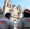 Bomberos de Guadalajara resguardan el Santuario de Guadalupe en el Centro Histórico.