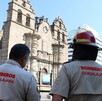 Bomberos de Guadalajara resguardan el Santuario de Guadalupe en el Centro Histórico.