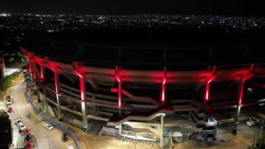 El estadio jalisco de noche donde se aprecia una de las calles que lo rodean para ingresar al inmueble