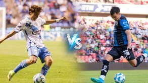 Jugadores del Club Puebla y de los Gallos Blancos del Querétaro en partido de fútbol