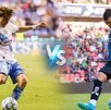 Jugadores del Club Puebla y de los Gallos Blancos del Querétaro en partido de fútbol