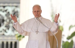 El papa León XIV bendice a los fieles al inicio de su audiencia general semanal en la Plaza de San Pedro, en el Vaticano, el miércoles 8 de abril de 2026.