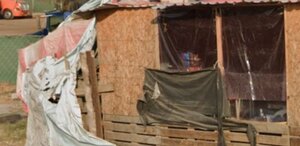 Aspecto de una vivienda modesta y los rostros de dos mujeres detenidas en Puebla.