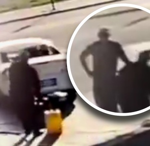 Coche blanco surtiéndose de gasolina.