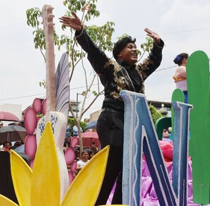 Hombre bailando arriba de un carro alegórico con personas detrás durante la Feria de Tepabril 2026