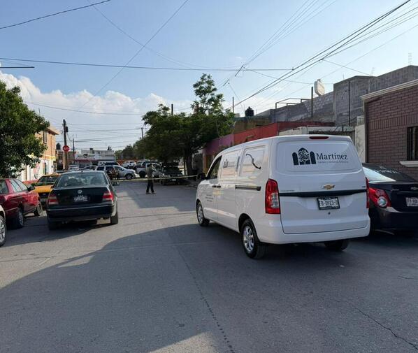 Elementos de la Policía Municipal acudieron al sitio, confirmaron que no presentaba signos vitales y acordonaron el área.