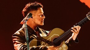 Alejandro Sanz cantando con guitarra en mano | Regresa a Guadalajara este octubre de 2026 en el Estadio 3 de Marzo, con su gira mundial '¿Y ahora qué?