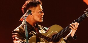 Alejandro Sanz cantando con guitarra en mano | Regresa a Guadalajara este octubre de 2026 en el Estadio 3 de Marzo, con su gira mundial '¿Y ahora qué?
