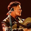 Alejandro Sanz cantando con guitarra en mano | Regresa a Guadalajara este octubre de 2026 en el Estadio 3 de Marzo, con su gira mundial '¿Y ahora qué?