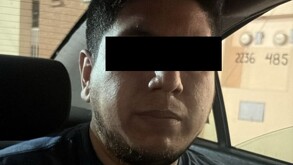 Se observa a un hombre con cintilla negra en ojos, de tez morena y con boca cerrada.