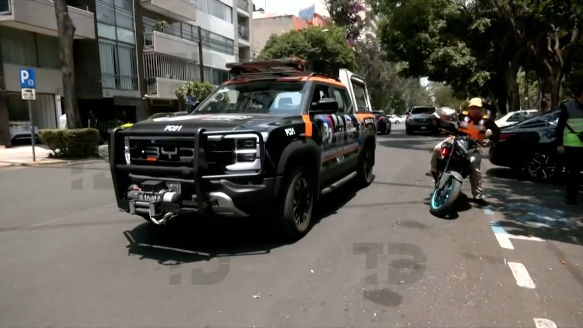 Una máquina de café explotó en el quinto piso de un edificio en la colonia Nochebuena, Benito Juárez. Bomberos y Protección Civil trabajan en el lugar.