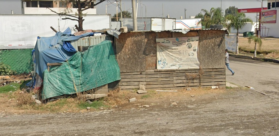 Aspecto de un negocio descuidado al pie de una carretera.