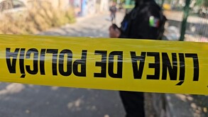 Movilización en la colonia La Fábrica tras el hallazgo de un hombre sin vida junto al canal de Federalismo. Se espera necropsia para determinar la causa.