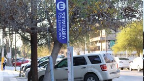 Calle de Torreón con un parquímetro digital