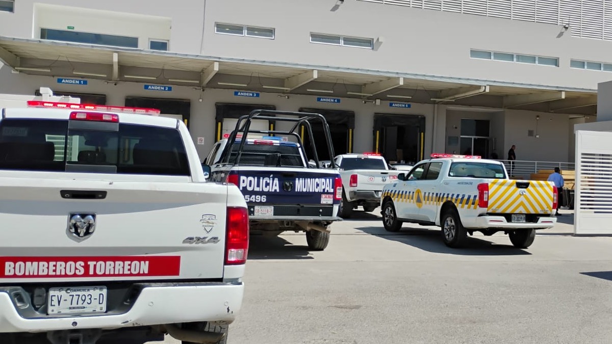 Camionetas de Bomberos en color blancas y patrulla de Policía Municipal de Torreón