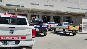 Camionetas de Bomberos en color blancas y patrulla de Policía Municipal de Torreón